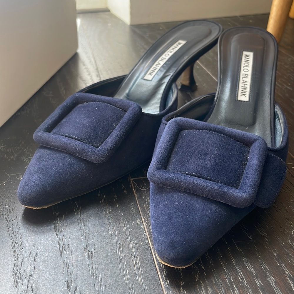MANOLO BLAHNIK Maysale Buckle Pointed
Toe Mule in Navy Sz 38